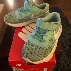 Sz 9c Nike Tanjun shoe